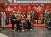 Tenunan Sultra Kembali Berkibar di Indonesia Fashion Week 2024
