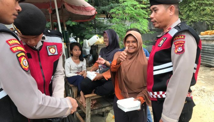 Personel Dit Reskrimum dan Dit Samapta Polda Sultra Bagikan Ratusan Paket Takjil