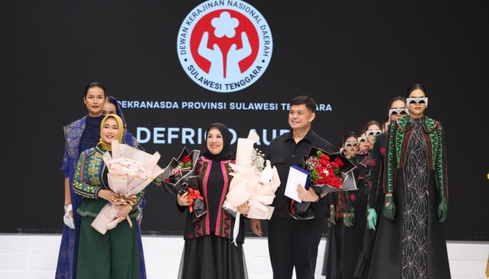 Ketua Dekranasda Konsel Tampil Anggun di Catwalk IFW 2024 dengan Busana Tenun Khas Konsel