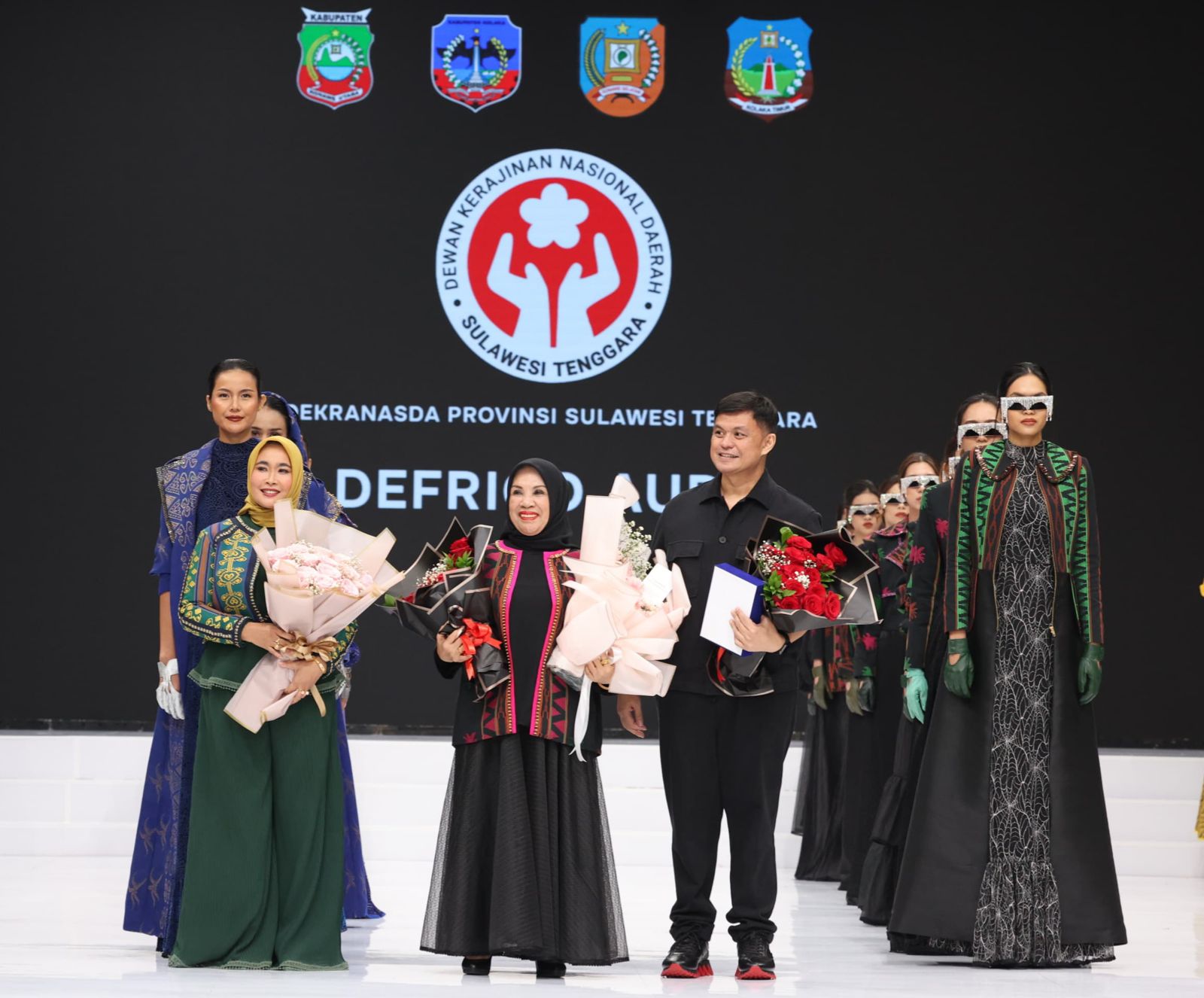 Ketua Dekranasda Konsel, Hj Nurlin Surunuddin saat Tampil di ajang Indonesia Fashion Week (IFW) 2024