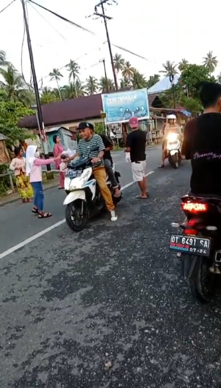 Suasana saat bagi-bagi takjil dihari ultah cahaya