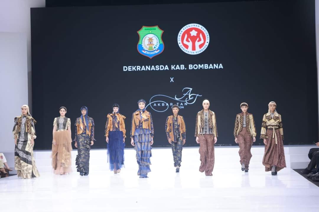 Dekranasda Bombana, di IFW 2024 dengan menampilkan ragam Kain dan Motif tradisional