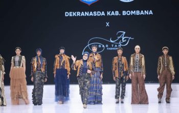 Pj. Bupati Bombana Drs. Edy Suharmanto, M.Si didampingi Pj. Ketua Dekranasda Kabupaten Bombana, Aeni Mutmainnah, S.Pd.,MM, pada pagelaran Indonesia Fashion Week