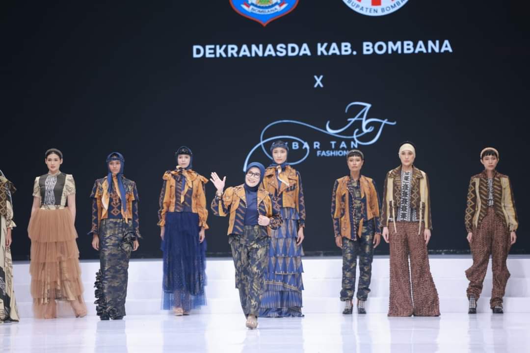 Pj. Bupati Bombana Drs. Edy Suharmanto, M.Si didampingi Pj. Ketua Dekranasda Kabupaten Bombana, Aeni Mutmainnah, S.Pd.,MM, pada pagelaran Indonesia Fashion Week