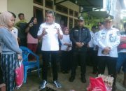Pj Wali Kota Kendari Serahkan Bantuan Kepada Korban Banjir di Kelurahan Bende