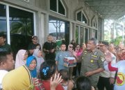 Pj Wali Kota Kendari Salurkan Bantuan kepada Korban Banjir di Kelurahan Wua-Wua