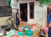Dinas Damkar Kota Kendari Bantu Warga Bersihkan Rumah dan Masjid Pasca Banjir