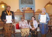 Pj Wali Kota dan Ketua TP PKK Kota Kendari Dianugerahi Gelar Kehormatan dari Raja Surakarta
