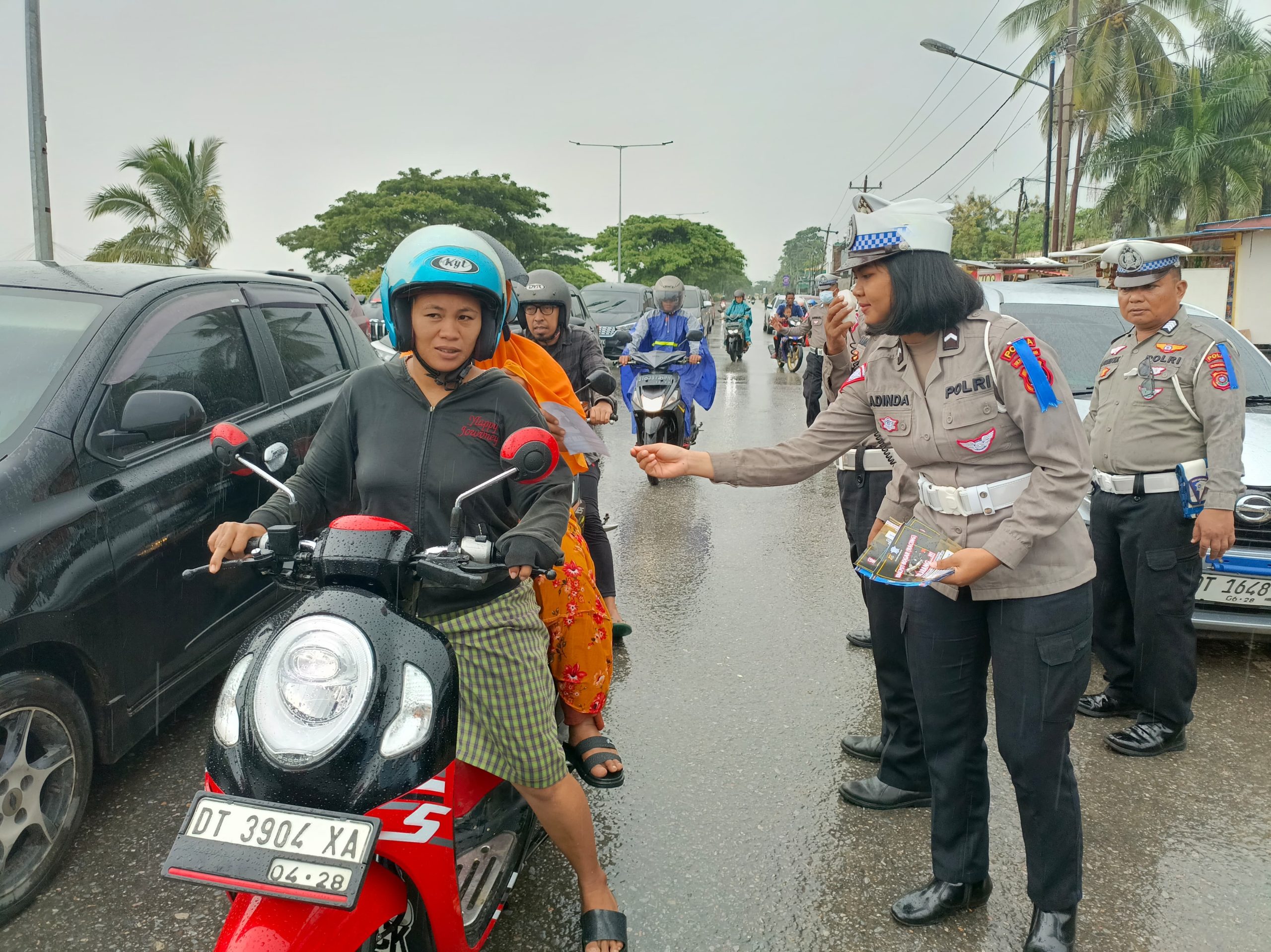 Satgas Preemtif Ops Keselamatan Anoa Polda Sultra Membagikan Stiker Keselamatan Berlalu Lintas kepada Pengendara di kawasan Tempat Pelelangan Ikan (TPI) Kota Kendari