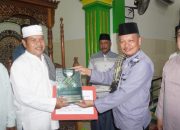 Safari Ramadan Hari Ke-3 di Kecamatan Poasia, Asisten II Setda Kota Kendari Serahkan Bantuan