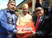 Pj Bupati Konawe Serahkan Bansos di Puriala