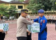 Menyambut Lebaran Idul Fitri 1445 H, Kapolda Sultra Berikan Paket Lebaran kepada Personel