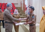 Pj Wali Kota Kendari Serahkan SK Perpanjangan Jabatan Plt Tiga Kepala OPD