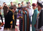 Pj Gubernur Sultra Peroleh Gelar Adat “Kolakino Liwu Pancana” atas Keadilan Restoratif di Buton Tengah