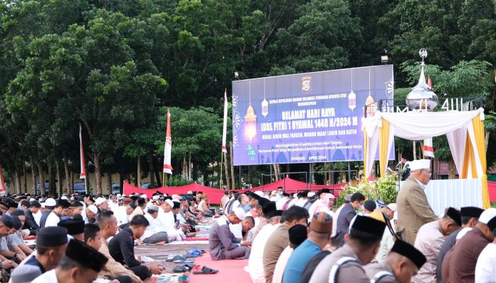 Polda Sultra Laksanakan Sholat Idul Fitri 1445 H di Lapangan Apel Presisi