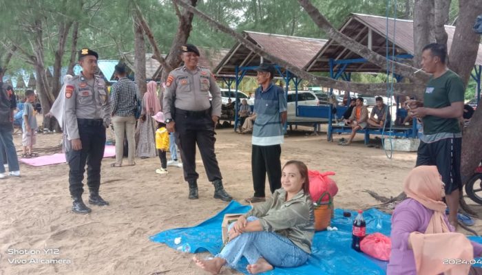 Pastikan Keamanan Wisatawan, Personel Pamobvit Polda Sultra Patroli di Pantai Toronipa