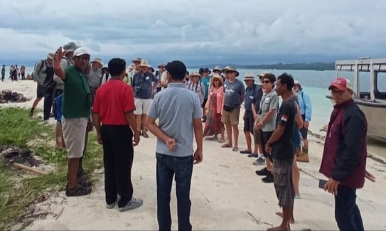 Wisatawan mancanegara menyambangi pulau Hoga di Kecamatan Kaledupa