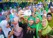 Antusias Ribuan Muslimat NU Sultra Sambut Kedatangan Khofifah Indar Parawansa di Konsel