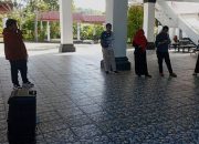 Kordinator Bung Liyadin menyampaikan tuntutannya di Kantor DPRD Wakatobi