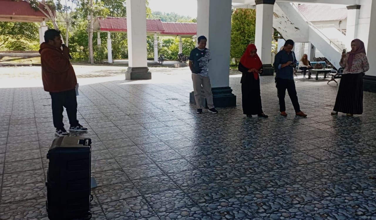 Kordinator Bung Liyadin menyampaikan tuntutannya di Kantor DPRD Wakatobi