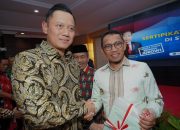 Pj Wali Kota Baubau saat menerima secara simbolis 44 sertifikat tanah oleh Menteri ATR/BPN, Agus Harimurti Yudhoyono