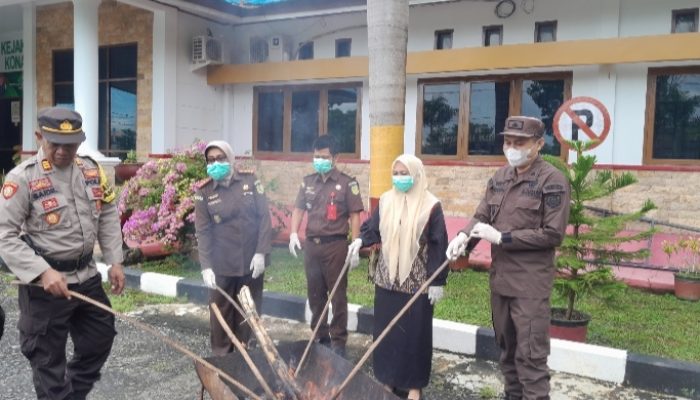 Kejari Konawe Selatan Bakar Barang Bukti Tindak Pidana Umum