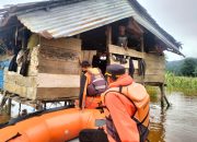 Tim SAR Evakuasi Ayah dan Anak Terjebak Banjir di Konawe Utara