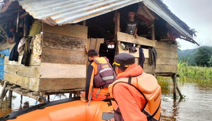 Tim SAR Evakuasi Ayah dan Anak Terjebak Banjir di Konawe Utara