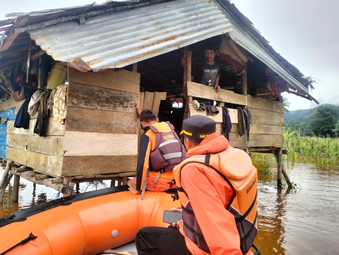 Tim Pos SAR Konawe Utara Melakukan Proses Evakuasi Dua Korban Banjir Terjebak di Kebun