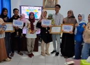Kadis Dalduk-KB Serahkan Hadiah Pemenang Lomba Balita Sehat se Kota Kendari 2024