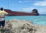 Kapal Kargo MV Da Hao yang karam di pesisir pantai Kecamatan Togo Binongko, Wakatobi