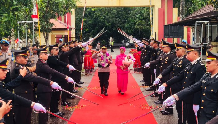 Tari Mondotambe dan Tradisi Pedang Pora Sambut Kedatangan Kapolda Sultra Brigjen Pol Dwi Irianto