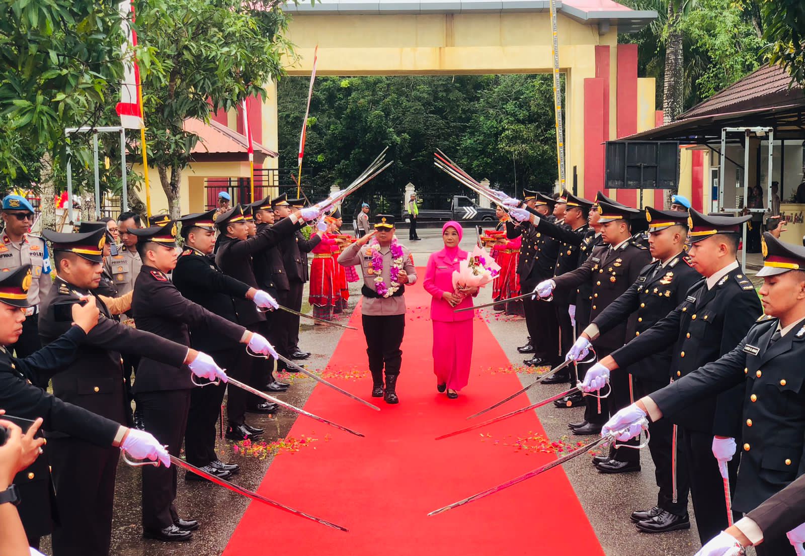 Tradisi Pedang Pora Sambut Kedatangan Kapolda Sultra Brigjen Pol Dwi Irianto di Halaman Mapolda Sultra