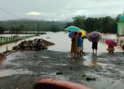 Diterjang Banjir Setinggi Satu Meter Lebih, Ruas Jalan Trans Sulawesi di Desa Polora Indah Konawe Utara Putus Total, Kendaraan Putar Balik