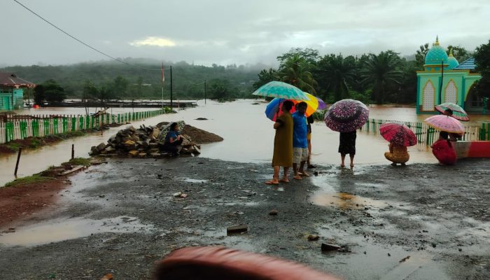 Diterjang Banjir Setinggi Satu Meter Lebih, Ruas Jalan Trans Sulawesi di Desa Polora Indah Konawe Utara Putus Total, Kendaraan Putar Balik
