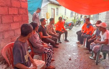 Tim SAR gabungan bersama keluarga korban La Herman nelayan hilang yang terjatuh dari perahunya saat melaut di perairan Pulau Siompu
