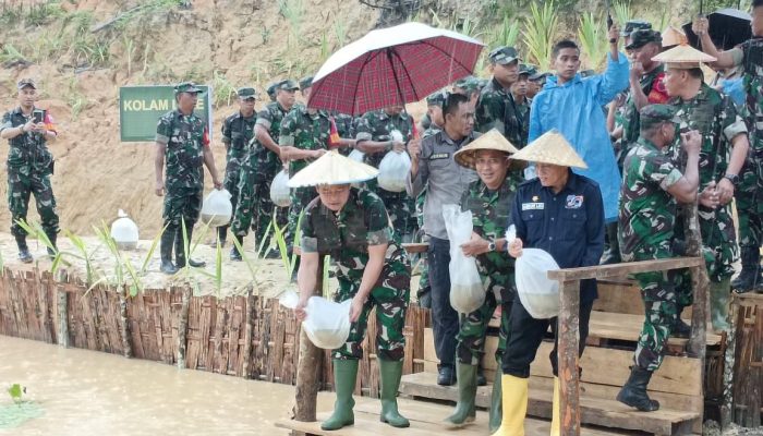 Kunker ke Kota Kendari, KSAD Jenderal TNI Maruli Tinjau Lahan Peternakan dan Pertanian Korem 143/HO