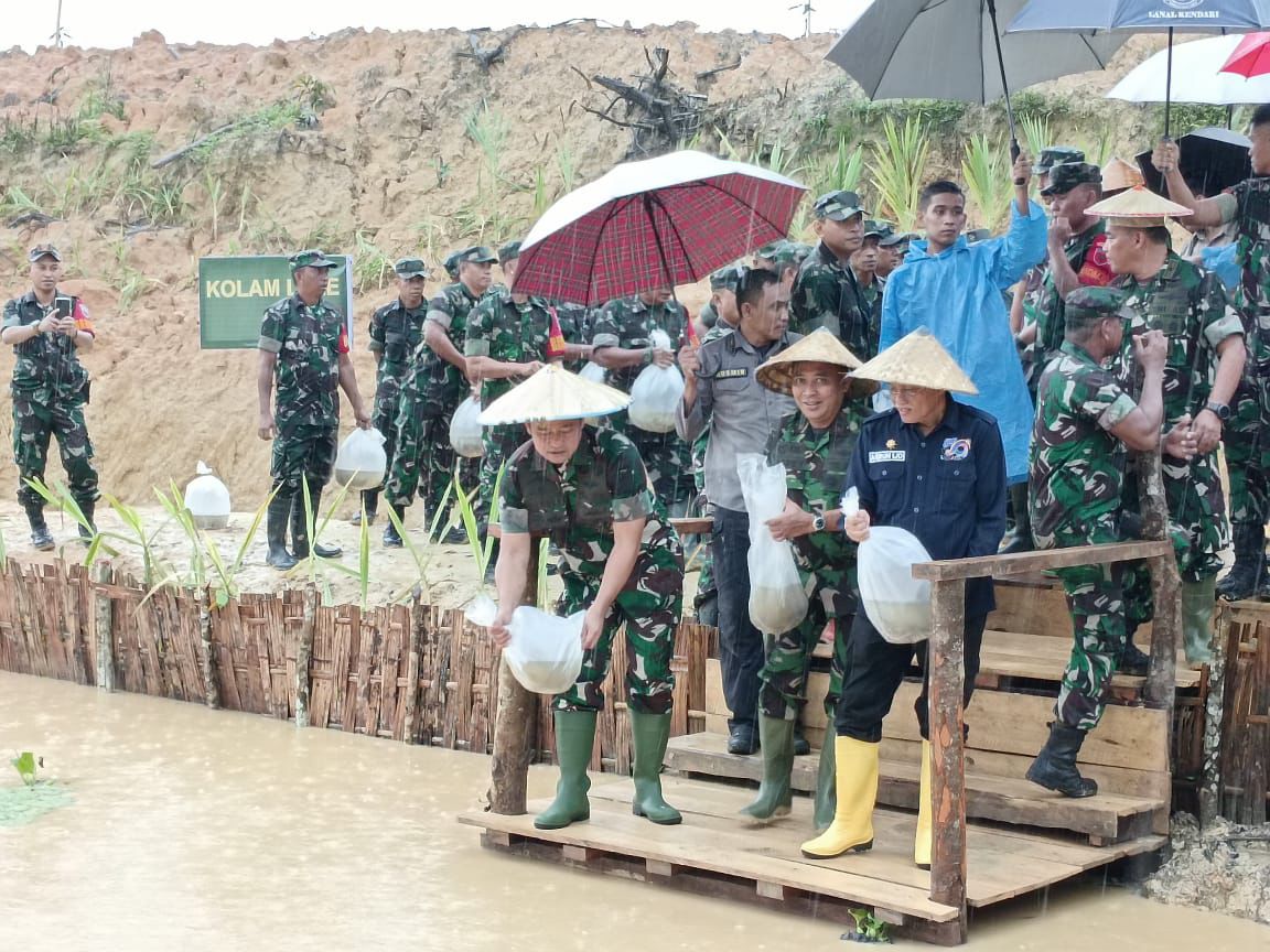 KSAD Jenderal TNI Maruli Simanjuntak bersama Pangdam XIV/Hasanuddin dan Sekprov Sultra melepaskan bibit ikan ke kolam budidaya
