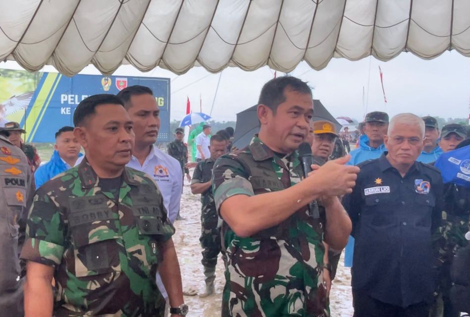 Kepala Staf Angkatan Darat (KSAD), Jenderal TNI Maruli Simanjuntak tegaskan TNI akan memberikan bantuan kepada para korban banjir yang ada di Sulawesi