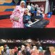 Sekertaris Daerah Konawe Selatan, St Chadidjah bersama Arindi Putry saat lomba Lulo dalam rangka HUT ke-21 Konsel