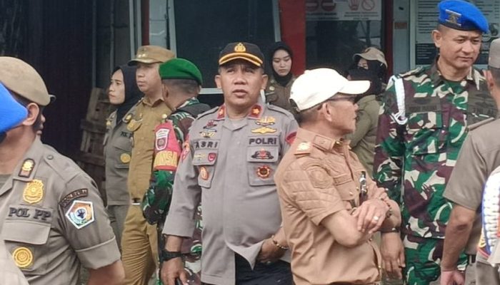50 Personel Polresta Kendari Kawal Penertiban Lapak UMKM di Pelataran Tugu Eks MTQ