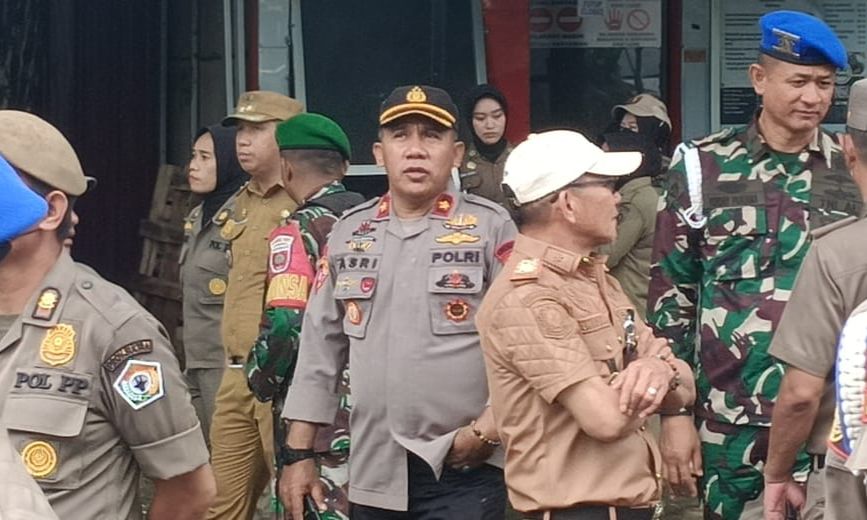 Kabag Ops Polresta Kendari Kompol Asri Diyni memantau penertiban lapak UMKM di pelataran Tugu Eks MTQ Kendari