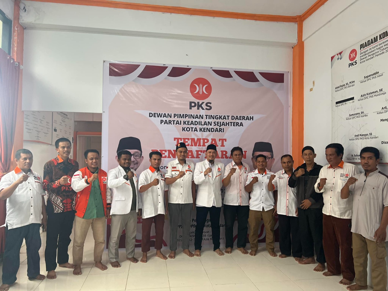 Sudirman mengembalikan berkas di DPD PKS Kota Kendari dengan didampingi Ketua DPC PKS se-Kota Kenda