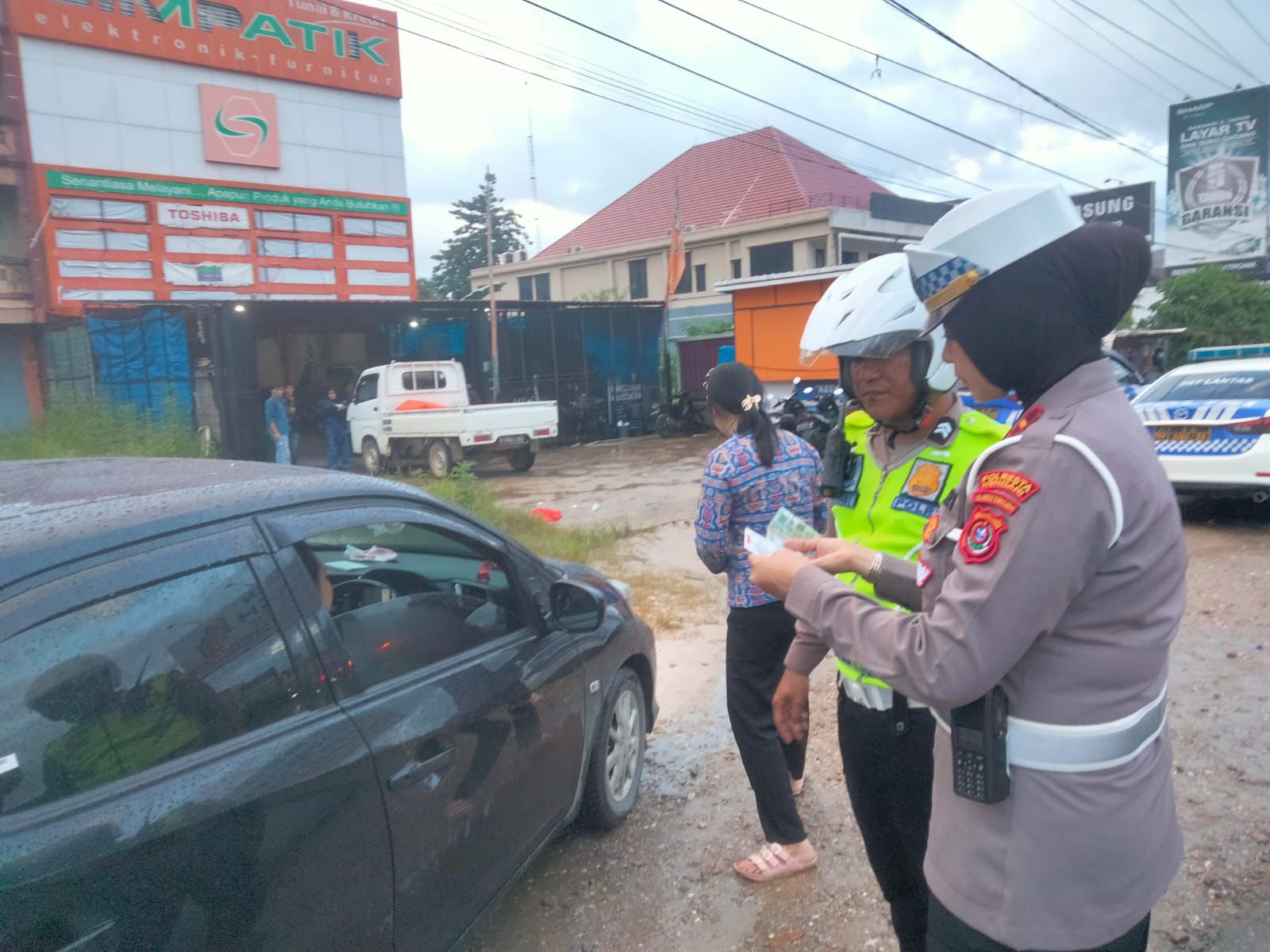 Personel Satlantas Polresta Kendari Tindak Kendaraan Knalpot Bogar di perempatan lampu merah Pasar Baru atau di jalan Imam Bonjol Kendari