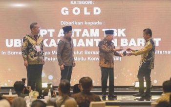 Wakil Presiden RI K.H. Ma’ruf Amin menyerahkan Piala CSR dan PDB Award 2024 bagi PT Antam