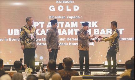 Wakil Presiden RI K.H. Ma’ruf Amin menyerahkan Piala CSR dan PDB Award 2024 bagi PT Antam