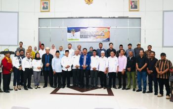 Pj Sekda Kota Baubau bersama para tokoh agama, adat dan pemuda dalam kegiatan sosialiasi Pilkada 2024