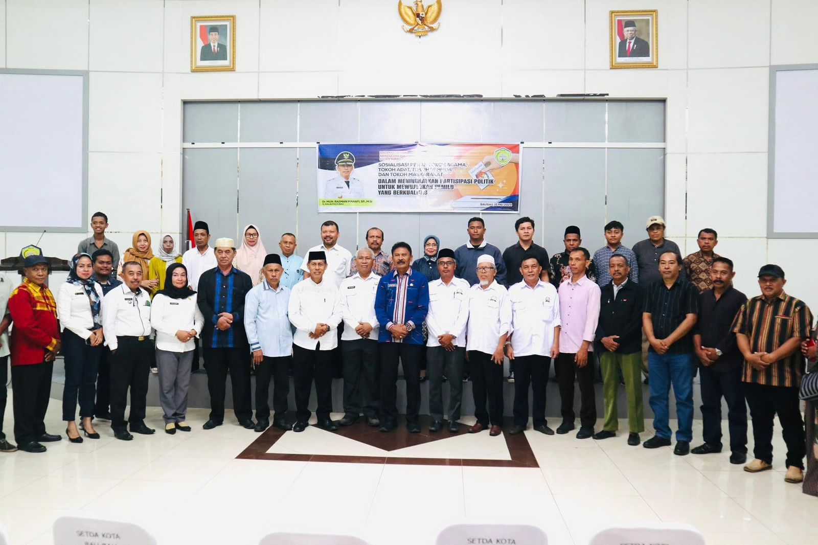 Pj Sekda Kota Baubau bersama para tokoh agama, adat dan pemuda dalam kegiatan sosialiasi Pilkada 2024