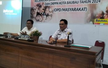 Kadis Kominfo Kota Baubau, Andi Hamzah Machmud (Kanan) memimpin rapat persiapan Harkitnas ke-116