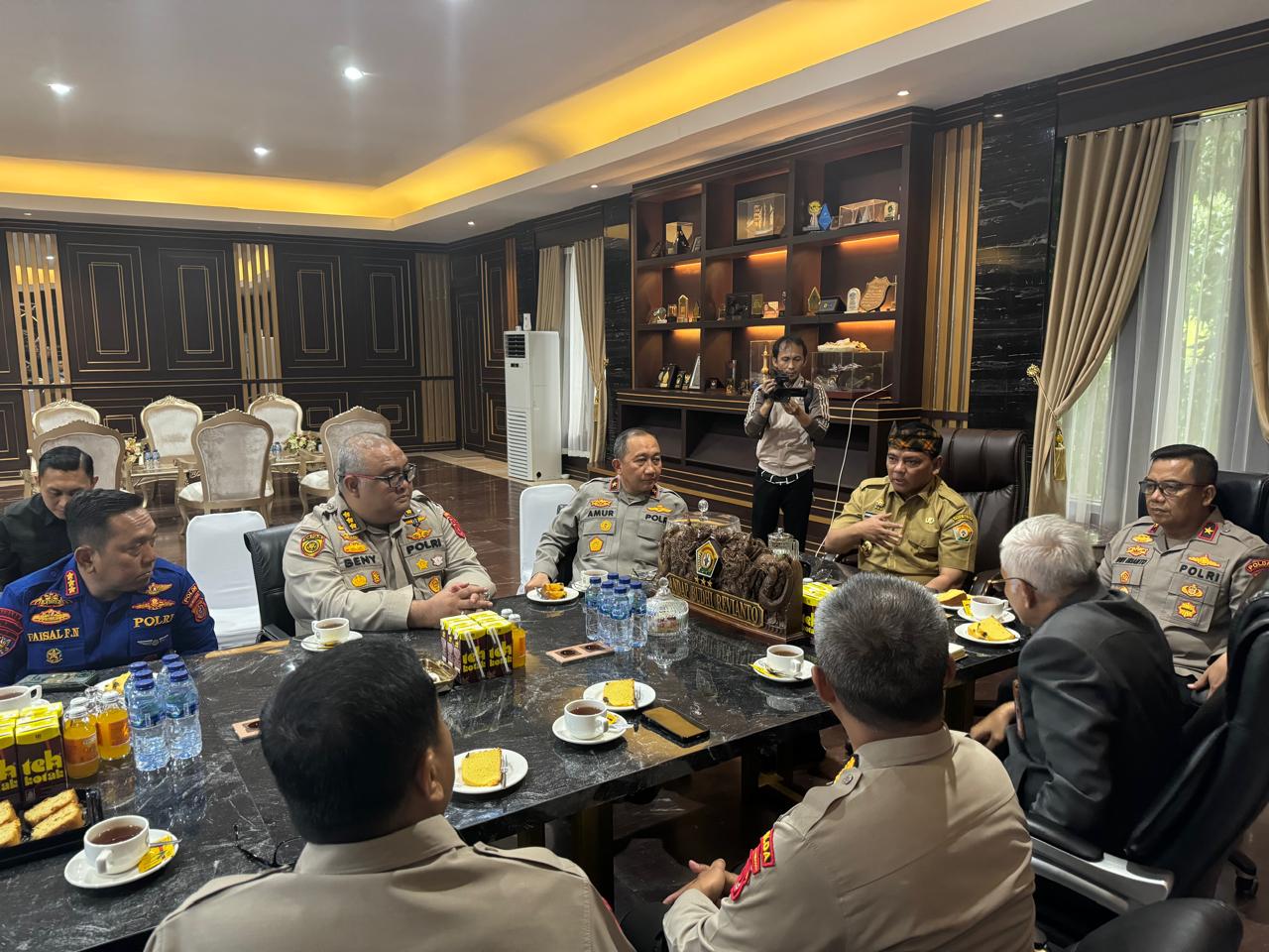 Kapolda Sultra Brigjen Pol Dwi Irianto silaturahmi bersama Pj Gubernur Sultra Andap Budhi Revianto, di Ruang Rapat Kantor Gubernur Sultra